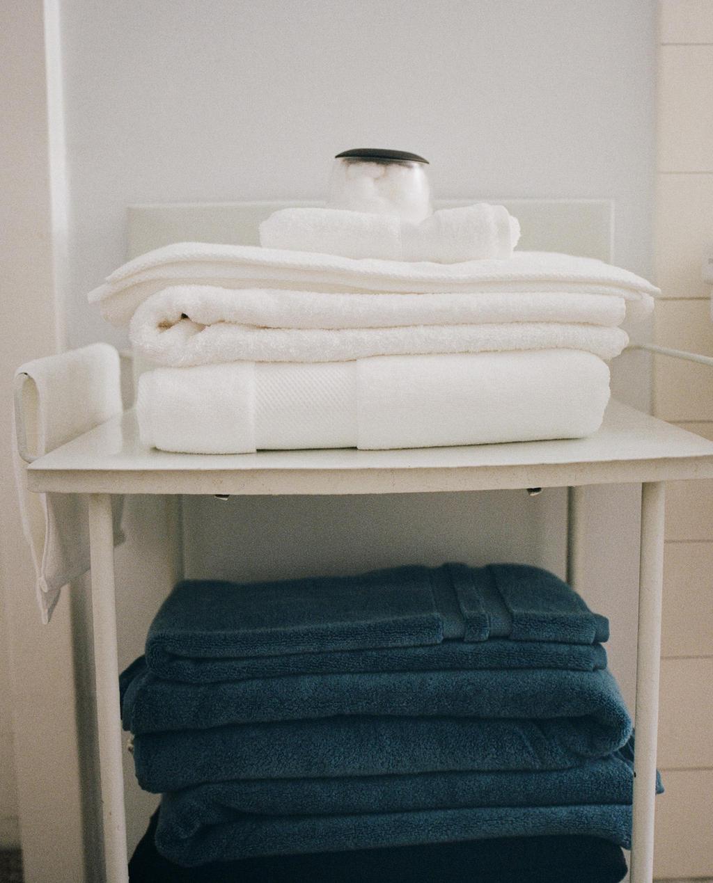 SERVIETTES DE BAIN EN COTON ET POT DE RANGEMENT