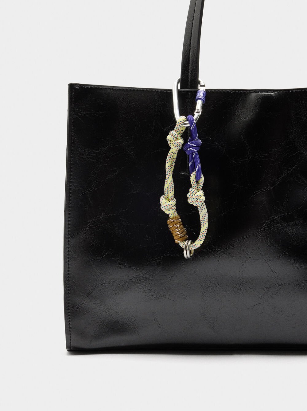 Shopper bag with pendant