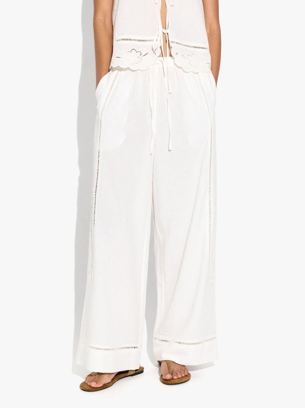 Pantalon avec broderies perforées mélange de lin