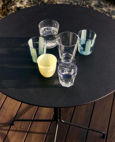 TISCH, GLÄSER UND KELCH