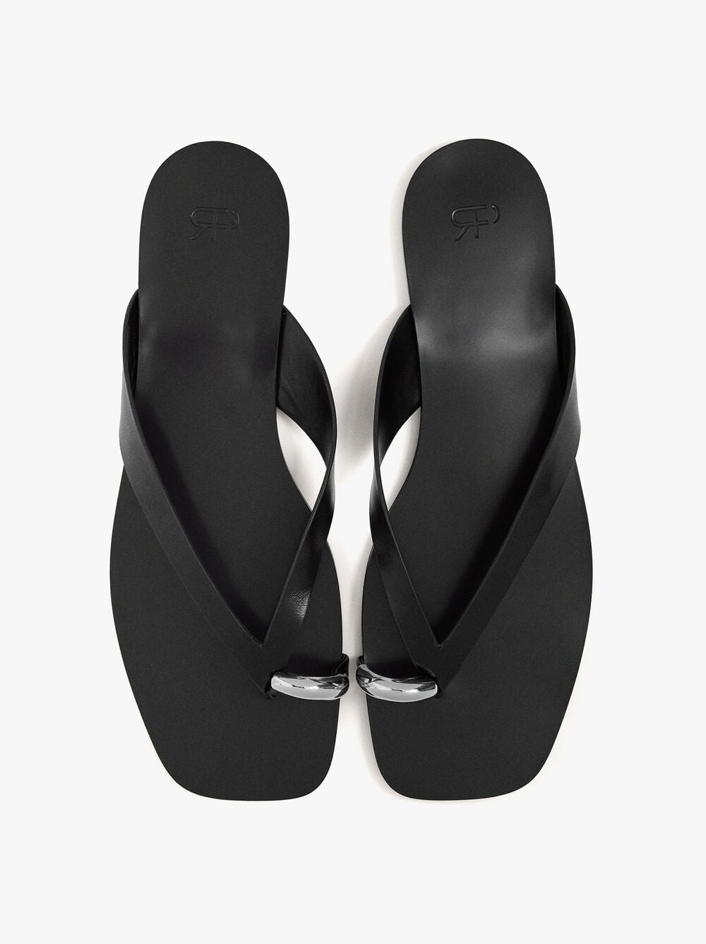 Leder-Zehentrenner-Sandalen mit Metalldetail