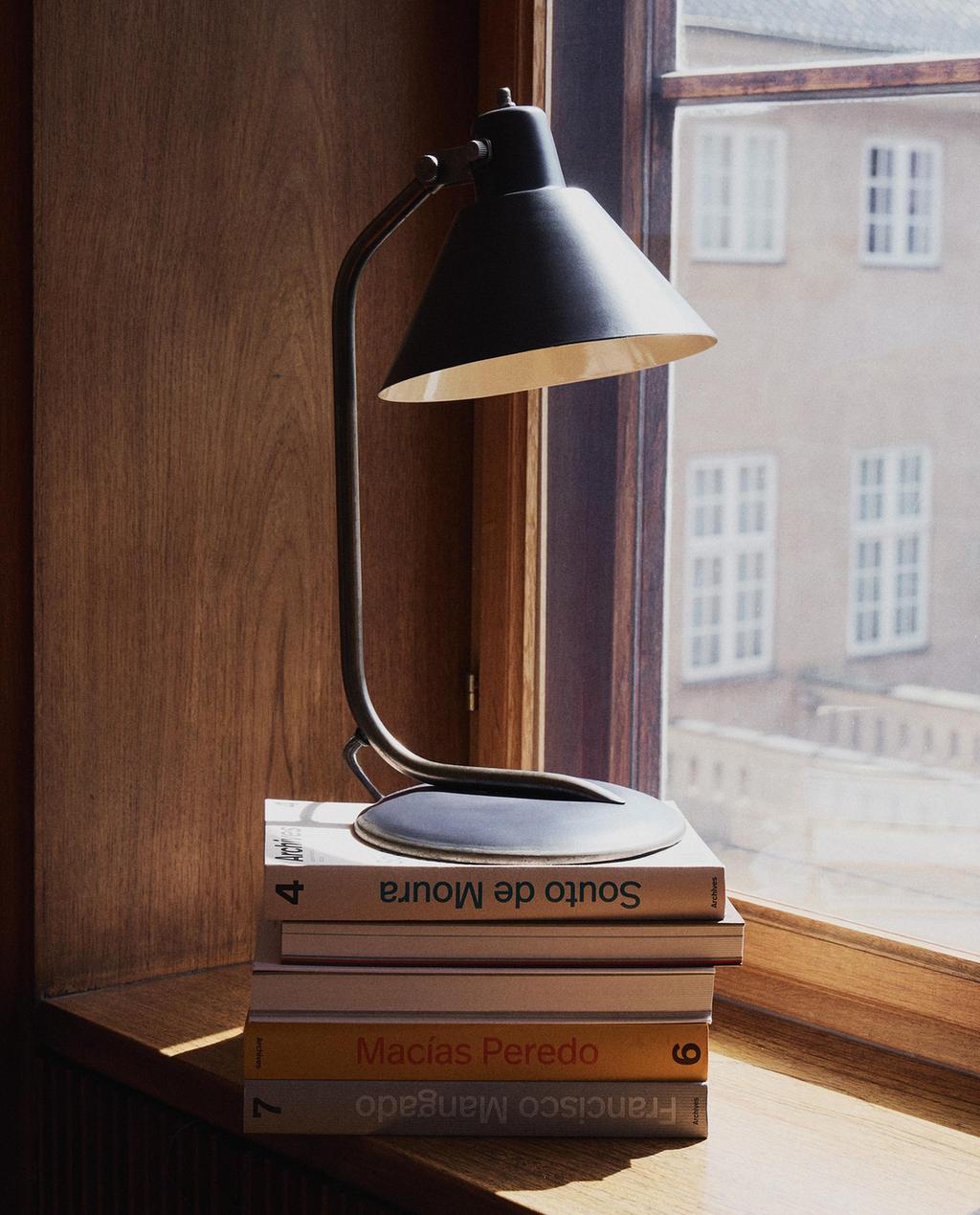 SCHREIBTISCHLAMPE AUS EISEN KOPFKISSENBEZUG MIT STREIFEN AUS PERKAL (300 FÄDEN)