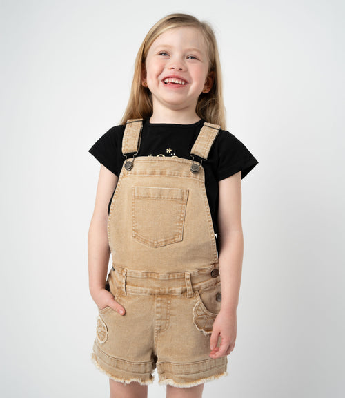 Jardinera niña aplicación de flores