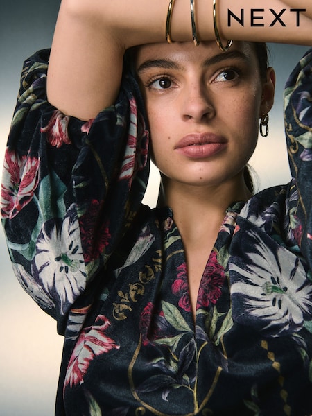 Negro con estampado floral Kew - Blusa de terciopelo con mangas voluminosas y cuello en pico