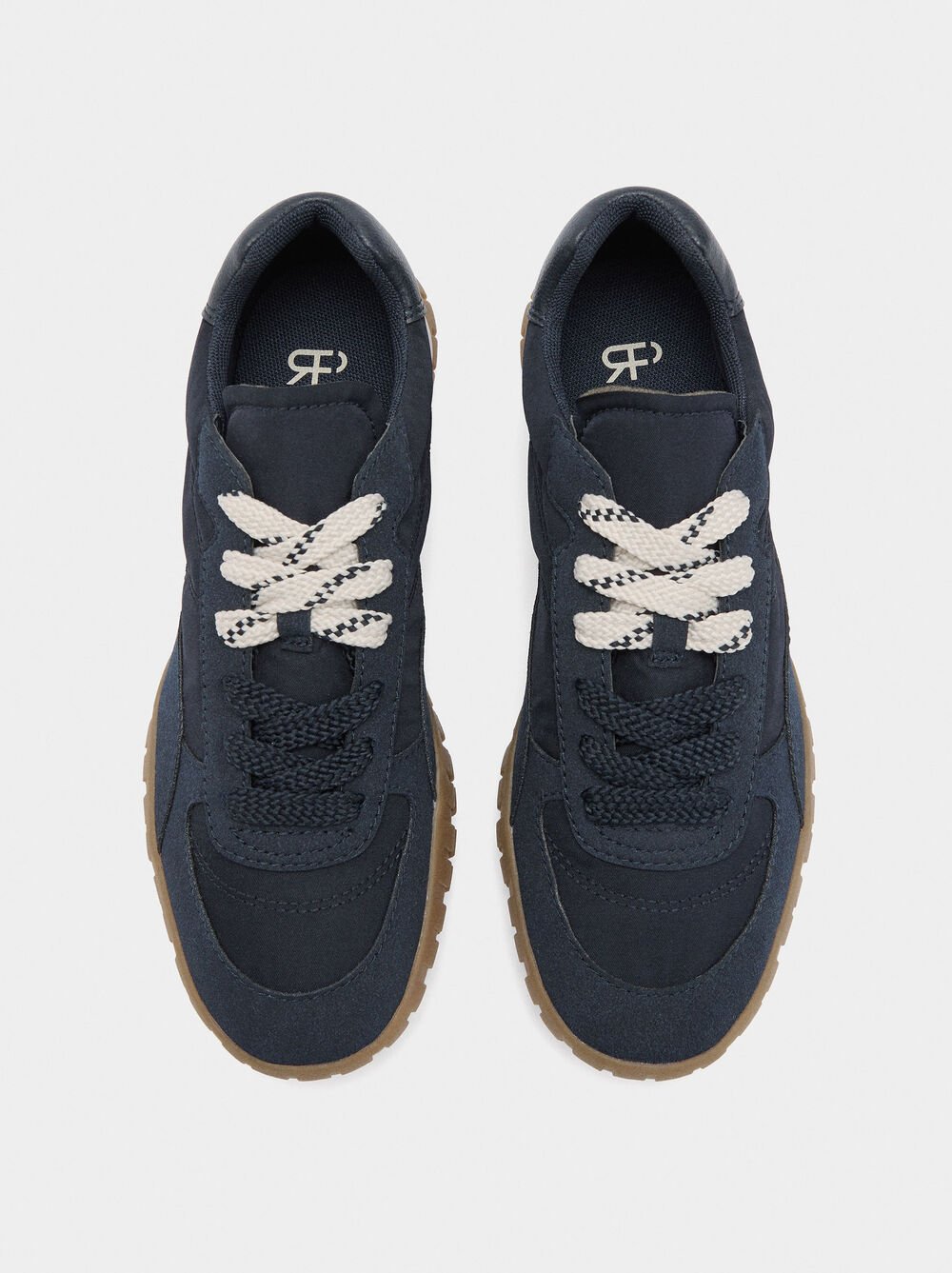 Zapatillas monocromáticas