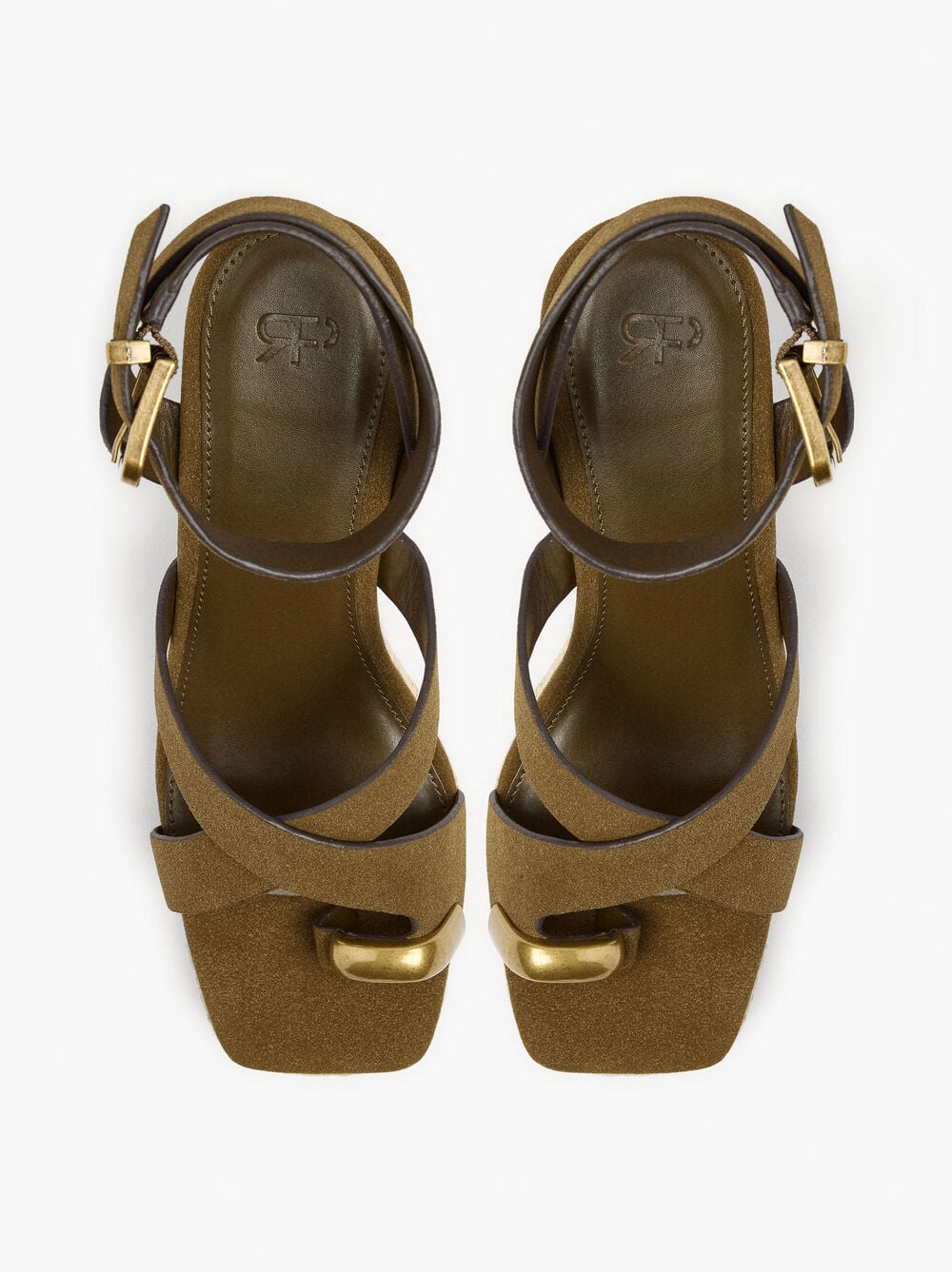 Sandalias de cuña con detalle metálico