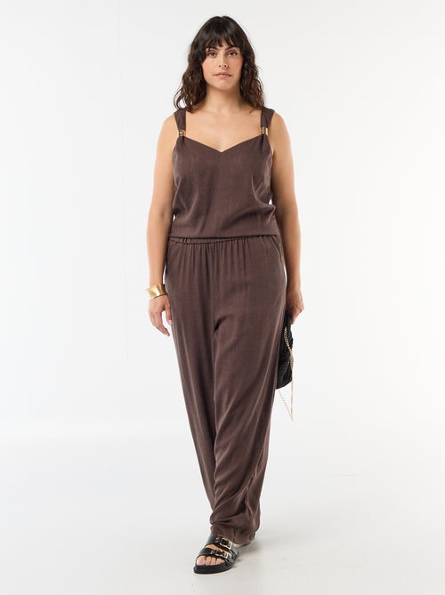 Top fluido de lino mezclado con joyas doradas