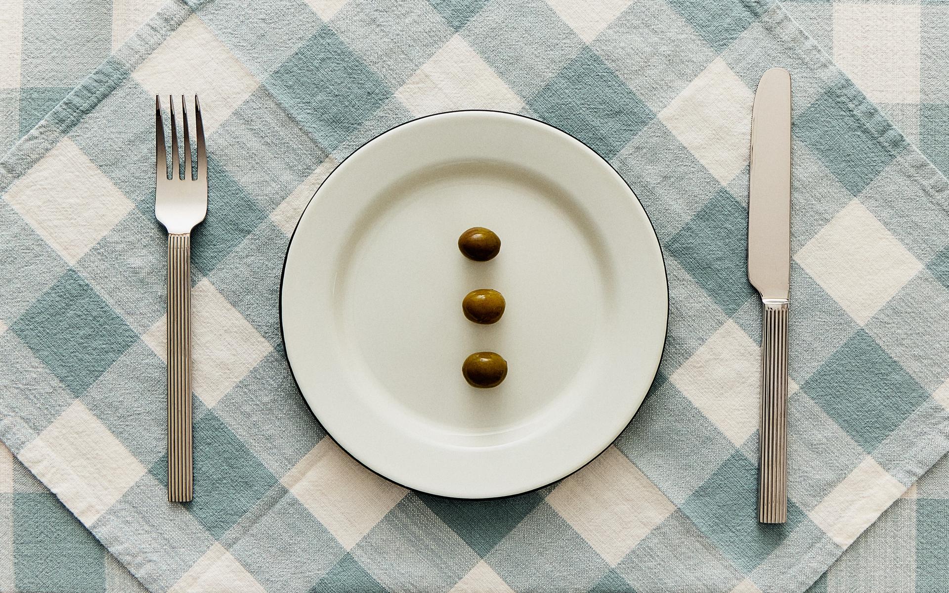 MANTEL, PLATO Y CUBIERTOS