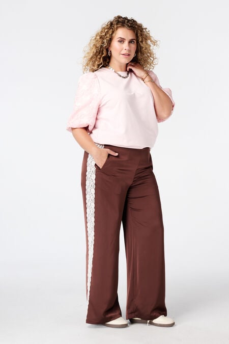 Pantalon avec détails en dentelle sur les côtés