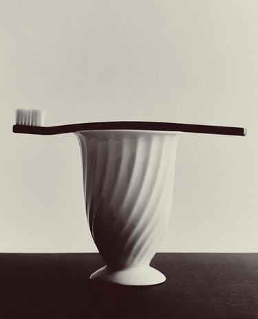 RAISED CERAMIC TOOTHBRUSH HOLDER